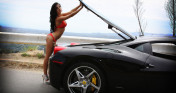 Người đẹp để lộ nét căng tròn bên xe Ferrari