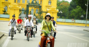 "Cưỡi" Mobylette từ Sài Gòn ra thăm thủ đô